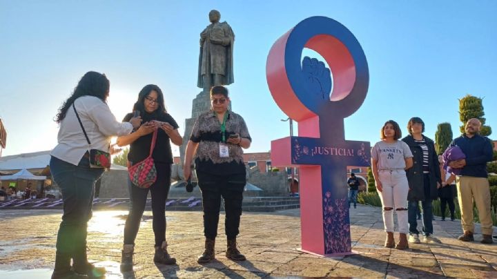 Así es la "Antimonumenta" que mujeres colocaron en Plaza Juárez de Pachuca, esto significa
