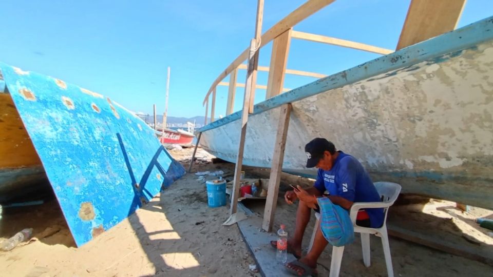 Don Roberto y sus compañeros aprovechan el domingo para sacar tres lanchas del mar que fueron golpeadas por Otis y permanecían en Playa Manzanillo; la reparación de cada una de ellas se estima en 100,000 pesos