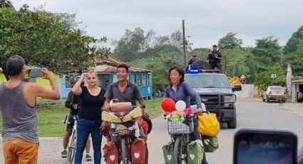 Pareja de japoneses llegan a Veracruz en bicicleta; su destino es Argentina