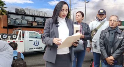 Susana Ángeles se planta afuera de la ASEH y muestra errores de auditoría a Tizayuca