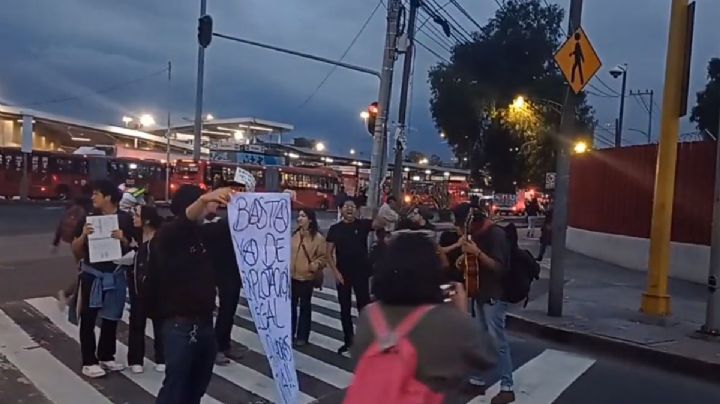 Jóvenes bloquean Eduardo Molina; exigen se avale reducción de jornada laboral