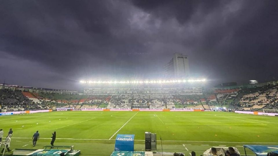 La amenaza de lluvia no impidió la buena entrada al Nou Camp para el juego León vs América.