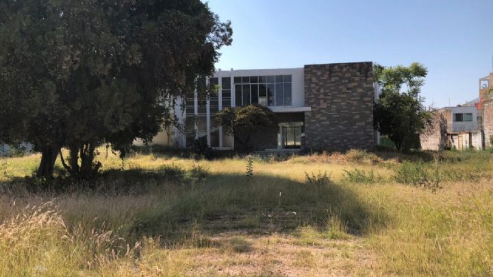 Abandonada y en ruinas, así está la residencia de los Pons en la Calzada de los héroes