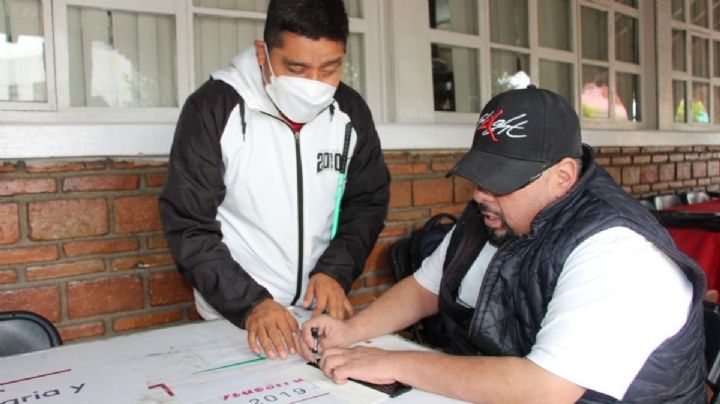 Braulio enseña a invidentes como él a hacer su vida normal