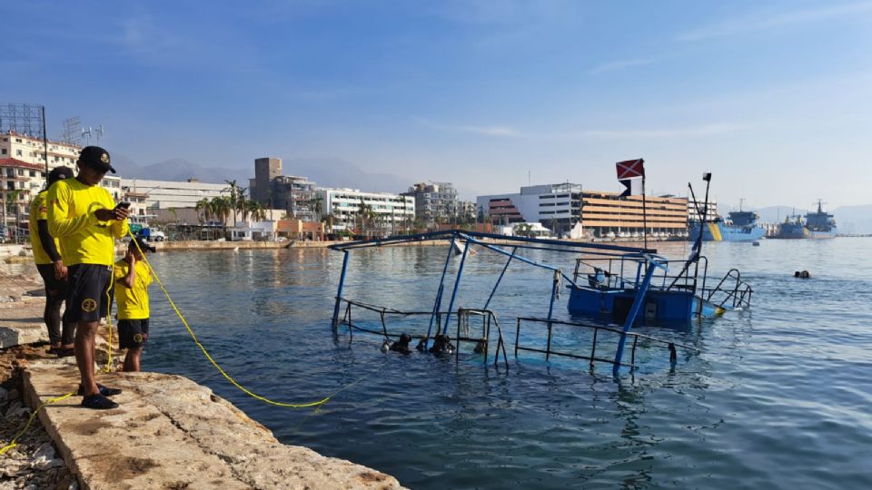 Al menos 100 embarcaciones, entre ellas el yate AcaRey, están hundidas o parcialmente hundidas en el mar de Acapulco