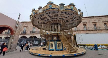 Se prepara la navidad en Celaya con carrusel de caballitos, a la antigua