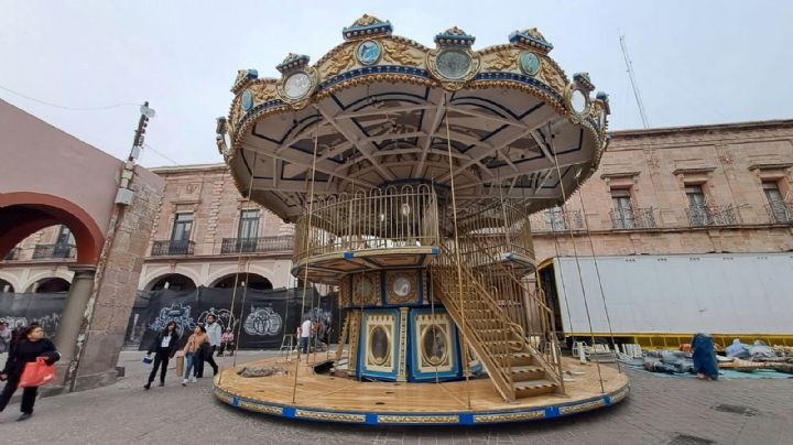 Se prepara la navidad en Celaya con carrusel de caballitos, a la antigua