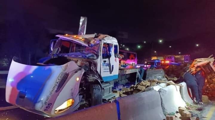 Vuelca tráiler en la Reyes Heroles en Tlalnepantla y provoca caos vial