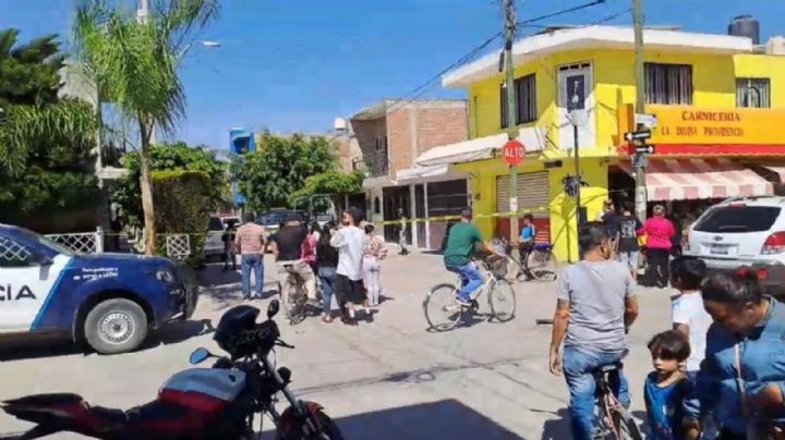 Asesinan a mujer, caminaba por la calle, sicarios la rematan tendida en el piso