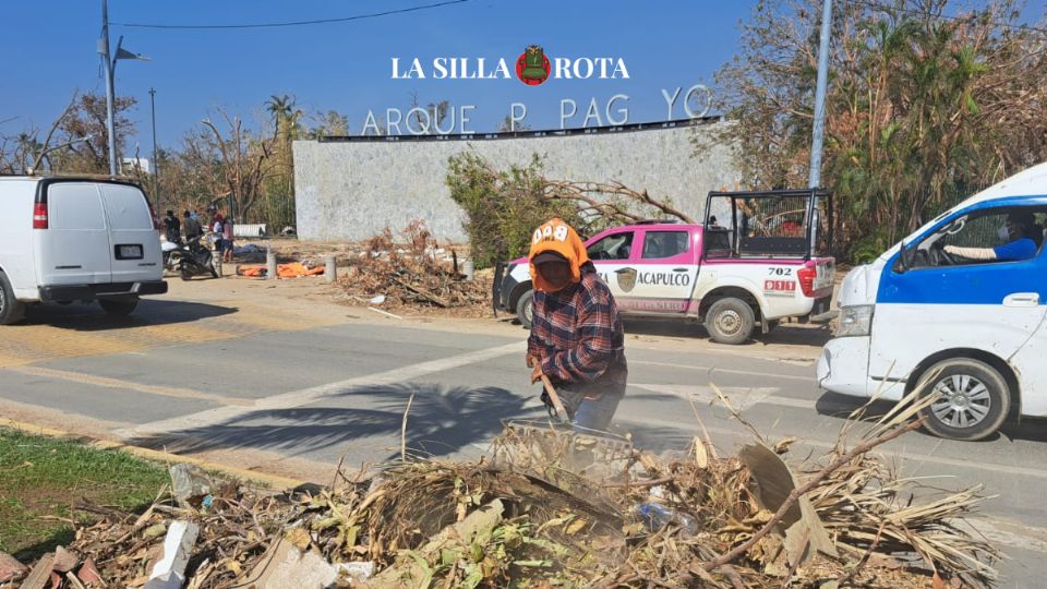 Trabajadores de limpia se dicen rebasados por la basura que impera en las calles de Acapulco