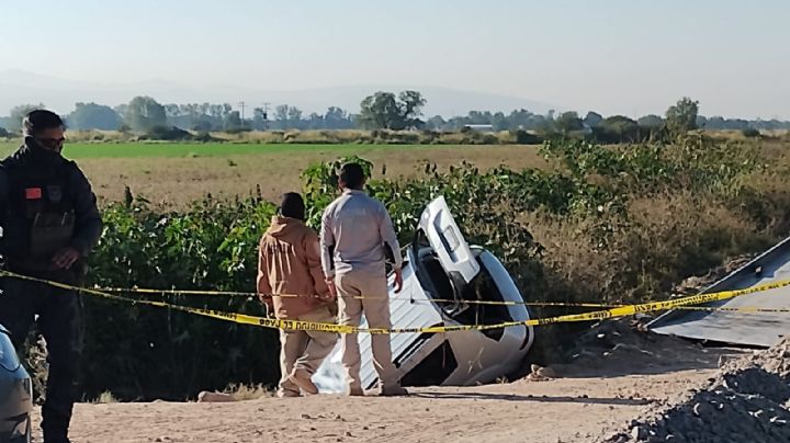 Mueren 2 al caer en su camioneta a un canal de riego