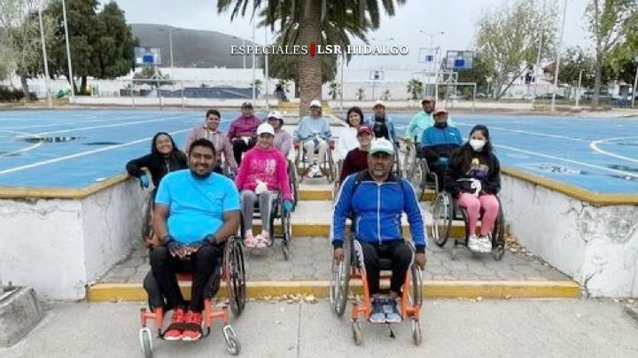 Moisés capacita a personas en silla de ruedas para transitar las hostiles calles de Pachuca