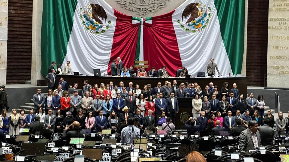 La Cámara de Diputados analiza el presupuesto para el año que entra, el cual de inicio no contempla recursos para Acapulco, Guerrero, tras el paso destructivo del huracán Otis. Se estiman más de 1,800 reservas hasta ahora