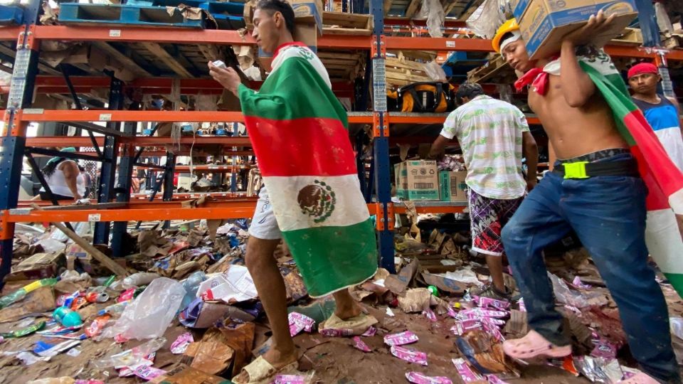Habitantes del puerto devastado por el huracán categoría 5 lamentan la ola de saqueos que sufrió Acapulco; expresan su alegría y esperanza tras la reapertura de tiendas comerciales vandalizadas