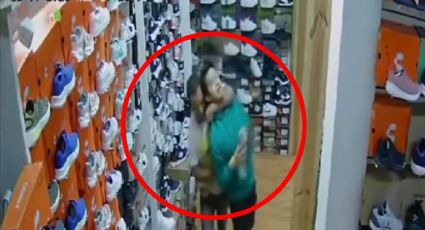 VIDEO | Fingen ser clientes para golpear al empleado y robar una zapatería en Toluca
