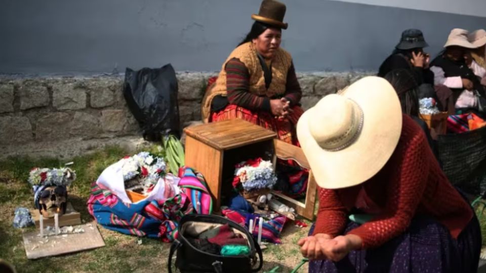 Celebran a las 'ñatitas' o calaveras humanas en Bolivia