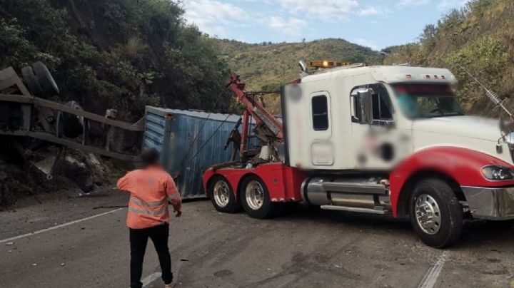 VIDEO: Tráiler vuelca sobre autopista Córdoba-Puebla y cierran vialidad