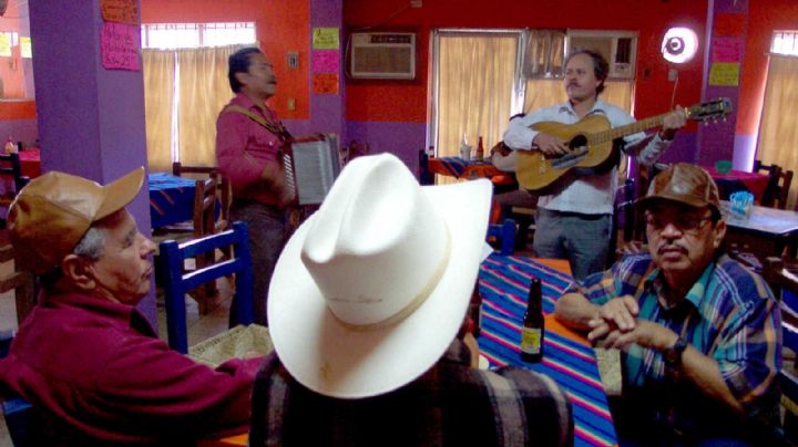 Expertos y jóvenes debaten la prohibición de narcocorridos en Querétaro