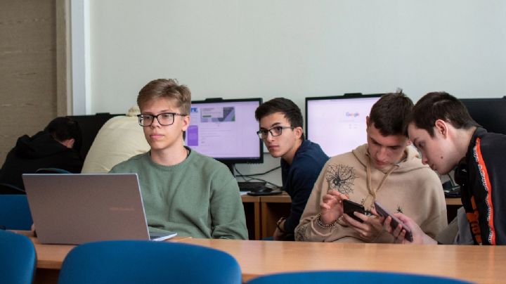 ¿Por qué los adolescentes generan más adicción a la Inteligencia Artificial?