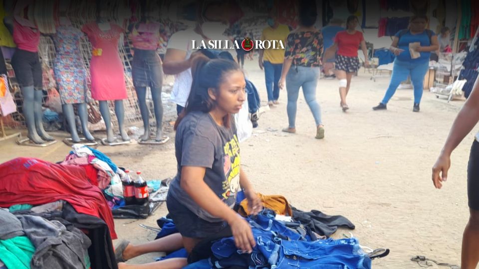 En la zona más pobre de Acapulco, vendedores de ropa rematan las prendas que se han echado a perder con los días que llevan húmedas
