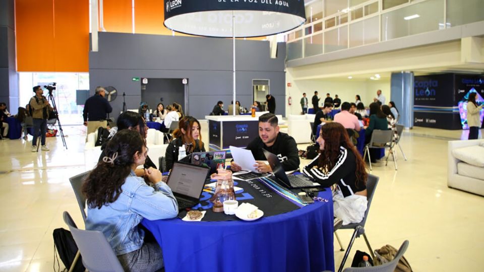 Universitarios trabajan sus ideas para concientizar sobre el uso del agua junto a especialistas en marketing y publicidad.