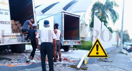 Camión de carga se estrella contra auditorio Benito Juárez en Veracruz