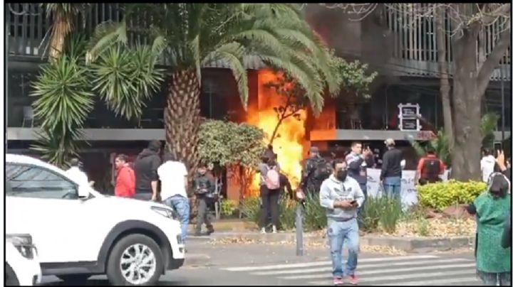 Prenden fuego a Secretaría de Salud en reclamo por la falta de medicamentos contra el VIH-Sida