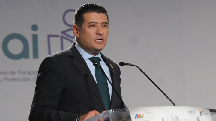 ¿Quién es Adrián Alcalá, comisionado presidente del INAI?