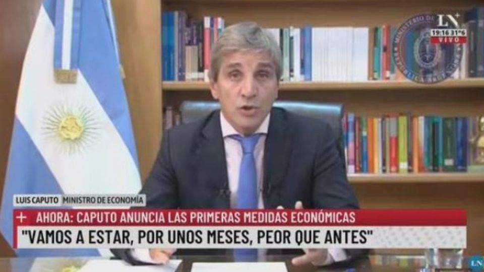 El nuevo gobierno de Argentina de Javier Milei, anunció este martes que el tipo de cambio oficial pasará de 400 a 800 pesos por dólar, una de las medidas del paquete de 'urgencia' para estabilizar la economía