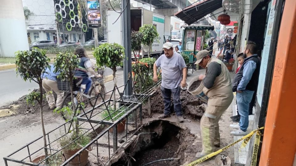 Afuera del salón de belleza hay un socavón por las reparaciones de una fuga de agua que se desató el microsismo registrado el jueves pasado