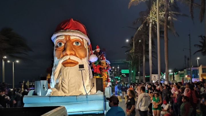 Con viento y emoción, así se vivió desfile navideño en el puerto de Veracruz