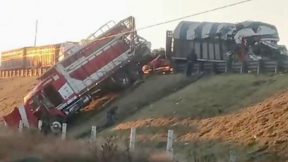 Las víctimas iban a bordo de uno de los camiones de redilas que fue impactado por el otro vehículo, el cual transportaba frutas y quedó volcado en el lugar