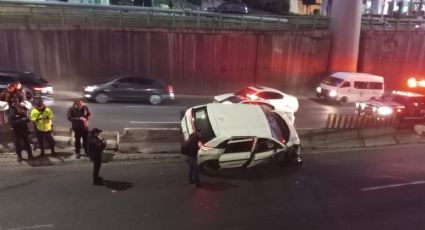 Aparatoso accidente en Periférico, auto de aplicación choca contra muro de contención