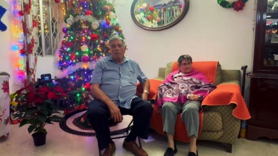 Invitan desde hace 15 años a sus vecinos a encender las luces navideñas de su casa.
