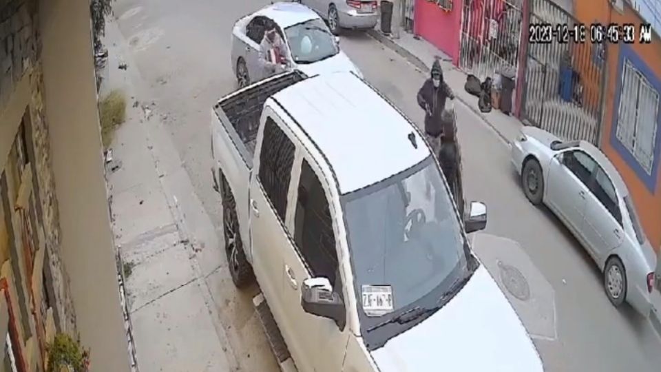 En un video se observa el momento en que un grupo de sujetos armados abordan a su víctima cuando iba a salir de su domicilio; también roban su camioneta