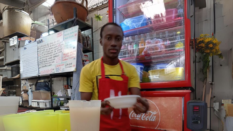 El joven haitiano trabaja como ayudante de cocina mientras consigue su sueño de llegar a los Estados Unidos