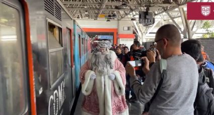 Santa Claus aborda el Metro de la CDMX antes de Navidad