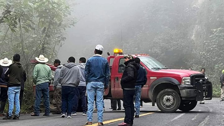 Auto cae a barranco en la Pachuca-Huejutla, sobre la sierra hidalguense