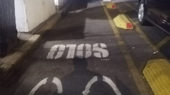 Taquería y autos cierran paso a ciclistas: así invaden ciclovía en la Doctores