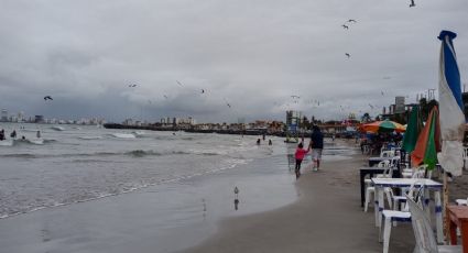 En pleno frente frío 20, así fue como turistas disfrutaron playas de Veracruz