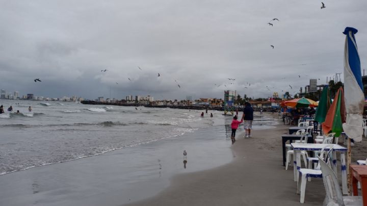 En pleno frente frío 20, así fue como turistas disfrutaron playas de Veracruz
