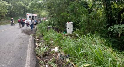 Alumnas del Cobaeh en Huejutla vuelcan en su camioneta en la México-Tampico