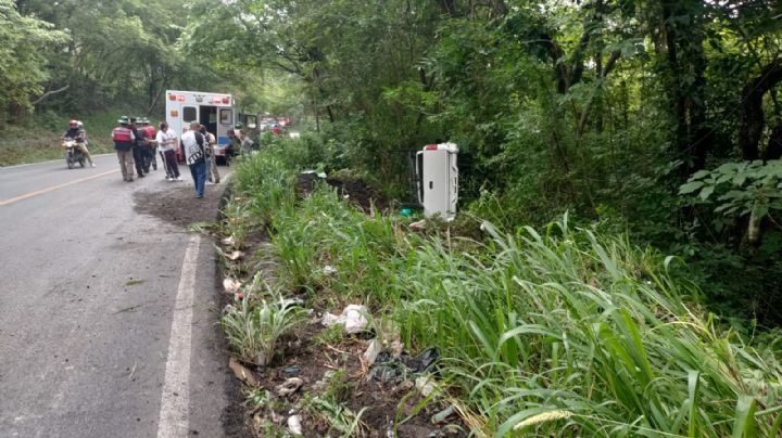 Alumnas del Cobaeh en Huejutla vuelcan en su camioneta en la México-Tampico