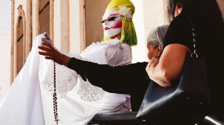 VIDEO | Drag Queen hace sesión de fotos afuera de iglesia; gente la rechaza y reza