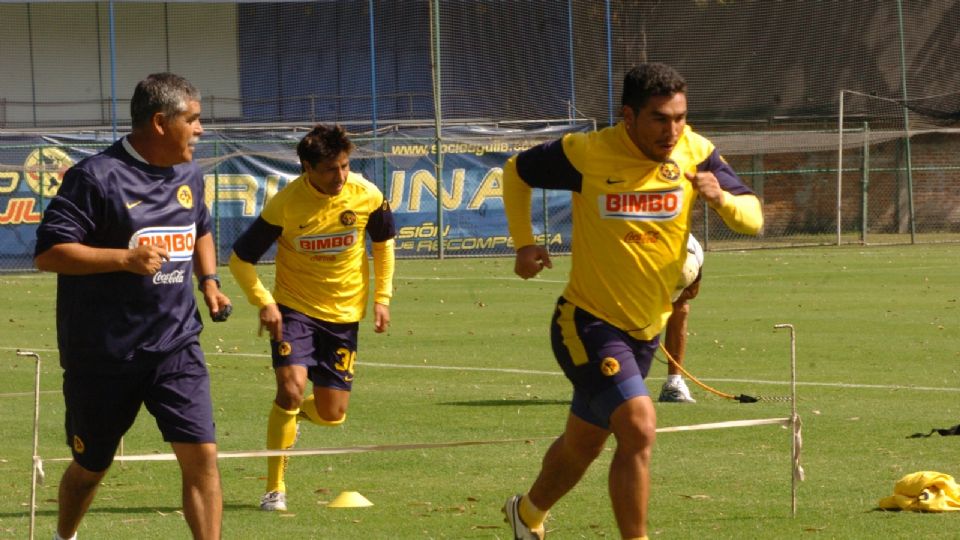 Pascual Sandoval dirigiendo un entrenamiento del América, aquí con Salvador Cabañas.