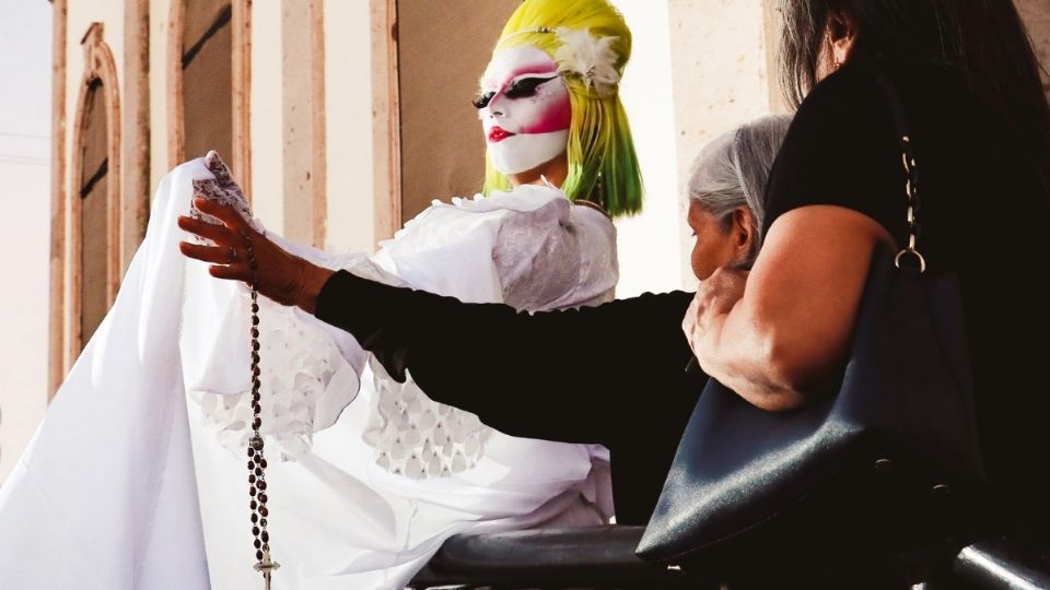 El video causó polémica en redes sociales, porque algunos usuarios denuncian la discriminación de la que fue víctima la Drag Queen en Sonora, mientras que otros justificaban las agresiones porque ella “le estaba faltando el respeto a las tradiciones católicas”