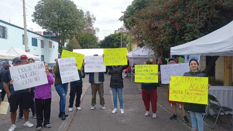 Vecinos encontraron que todos los condominios de la manzana están siendo abastecidos por una toma clandestina de agua operada por la inmobiliaria “Quiero Casa”