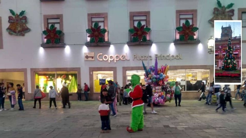 Un Grinch le pone el ambiente navideño a la Plaza Principal de León.