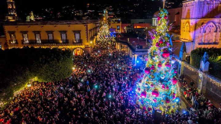 Arranca temporada navideña en San Miguel de Allende con el encendido del árbol