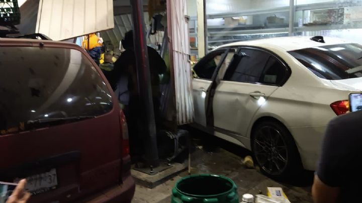 Joven se pasa el alto y choca contra puesto de tacos en Venustiano Carranza